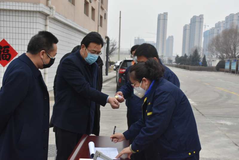 市城管局劉云飛局長一行蒞臨忻州市水務(wù)有限責(zé)任公司污水處理分公司檢查疫情防控及復(fù)工復(fù)產(chǎn)工作情況。.jpg
