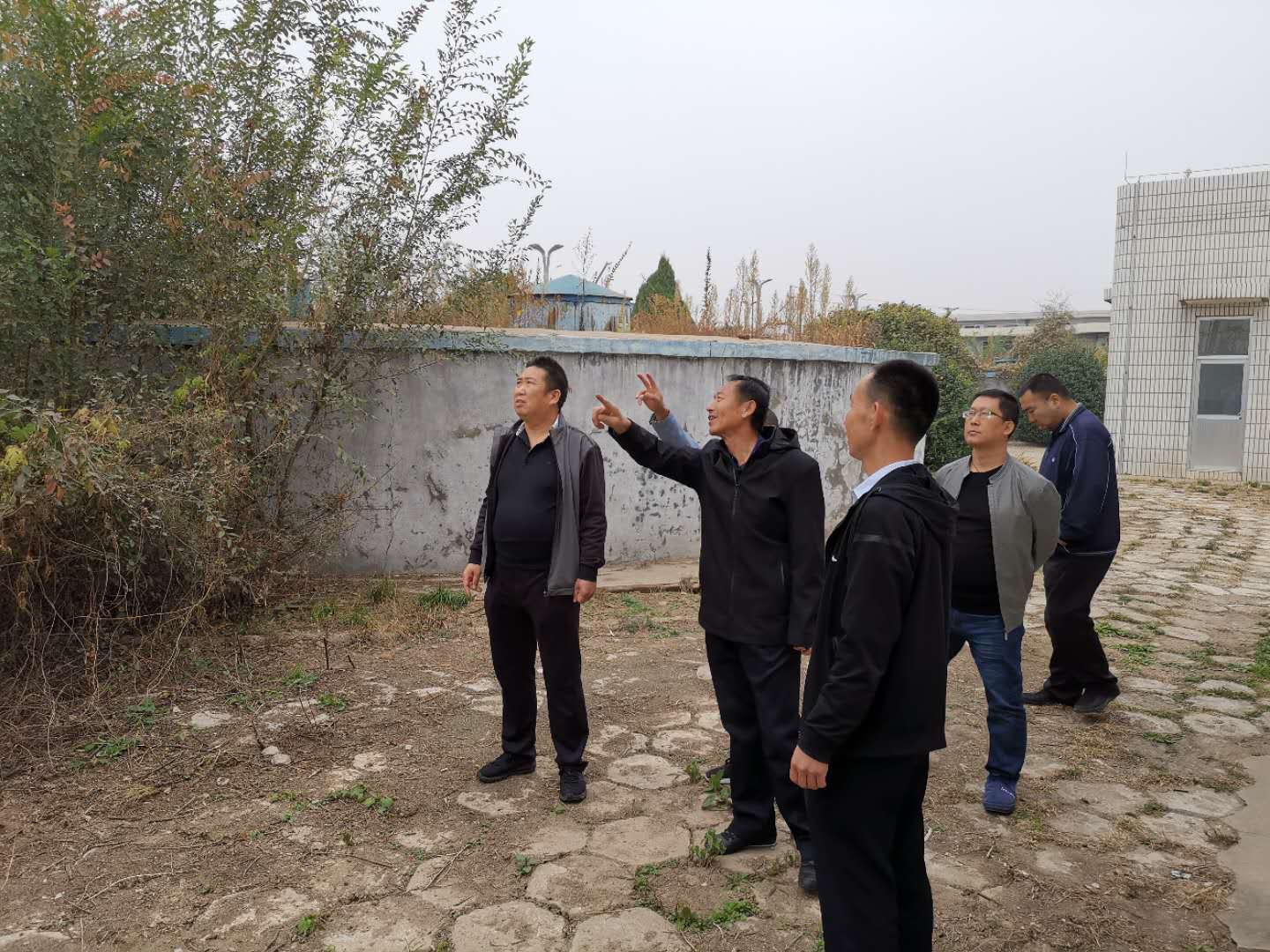 公司總經(jīng)理王建人在供水、污水生產(chǎn)一線開展風險隱患排查 (1).jpg
