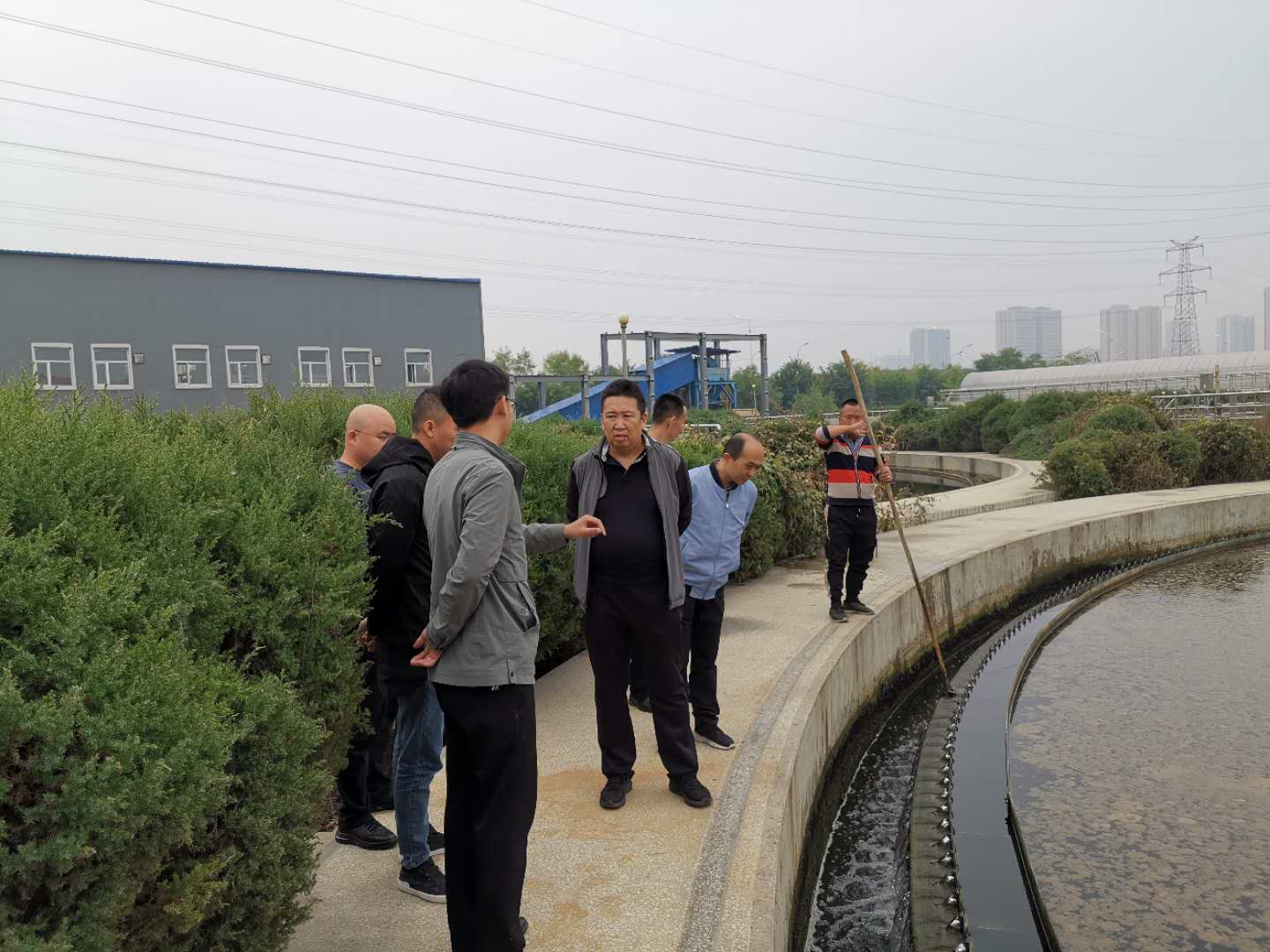 公司總經(jīng)理王建人在供水、污水生產(chǎn)一線開展風險隱患排查 (2).jpg